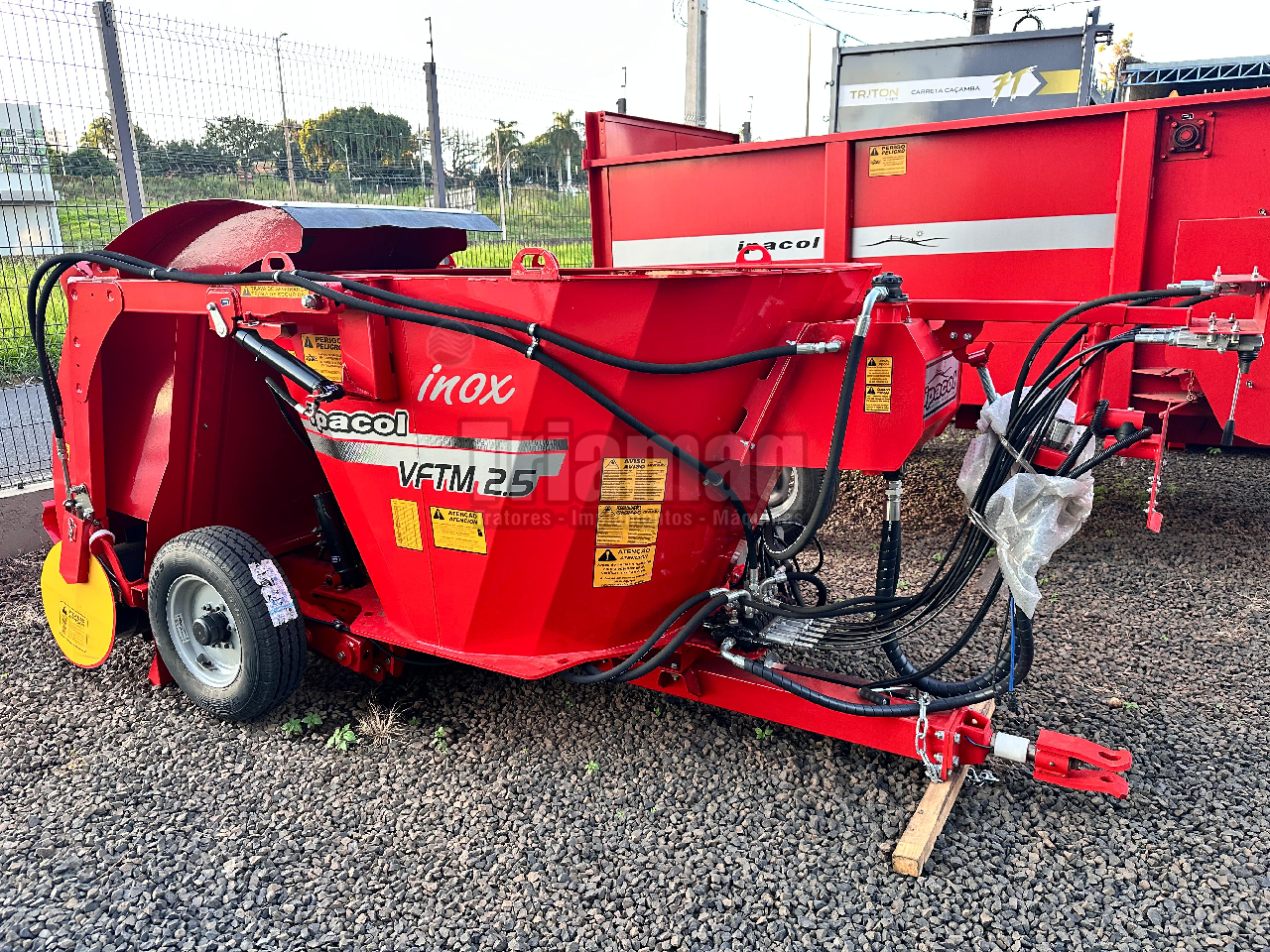 IMPLEMENTOS AGRICOLAS VAGAO VERTICAL VAGAO VERTICAL AUTO-CARREGÁVEL Triamaq Tratores UBERLANDIA MINAS GERAIS MG